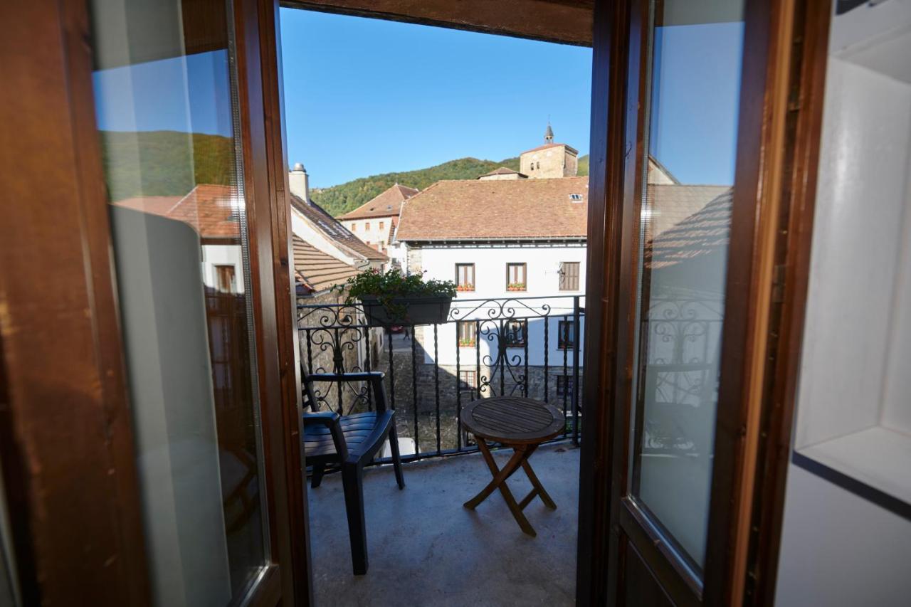 Hostal Lola Isaba Exteriér fotografie