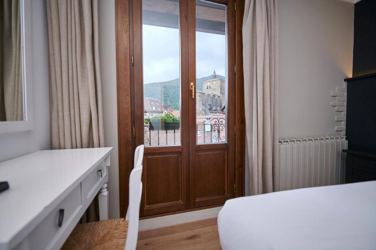 Hostal Lola Isaba Exteriér fotografie