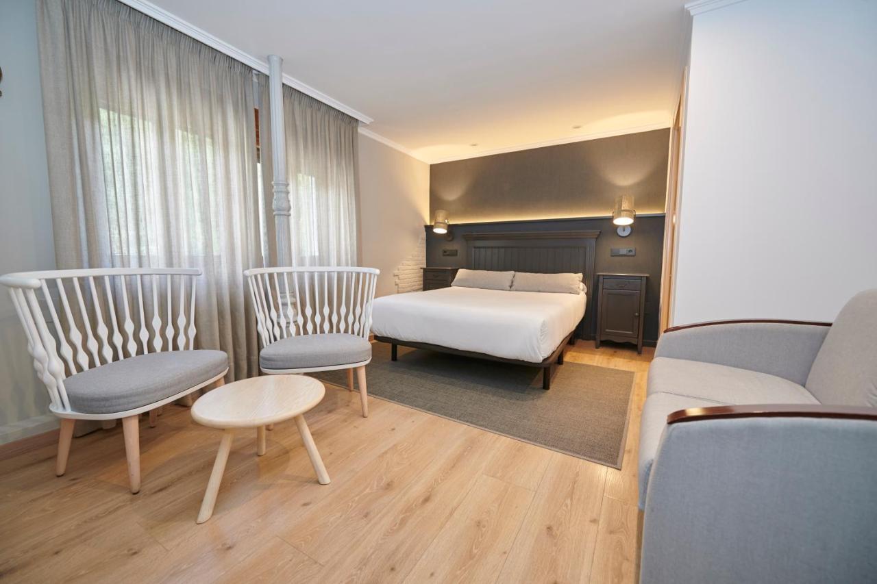 Hostal Lola Isaba Exteriér fotografie