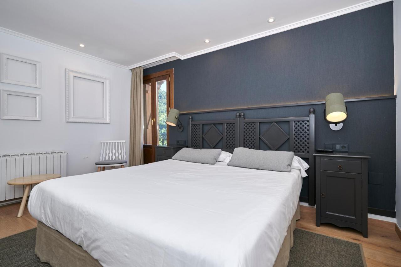 Hostal Lola Isaba Exteriér fotografie