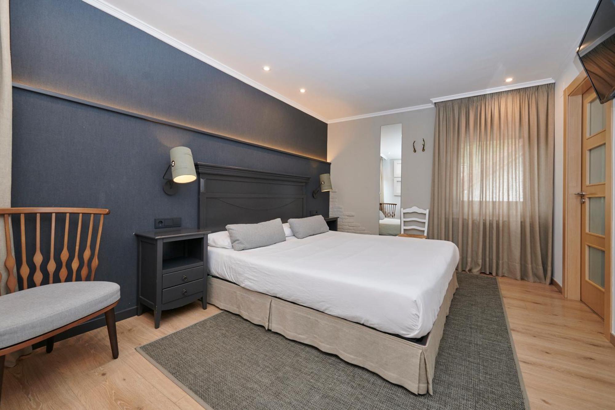 Hostal Lola Isaba Exteriér fotografie