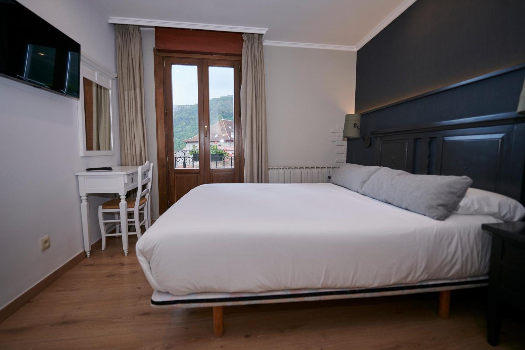 Hostal Lola Isaba Exteriér fotografie
