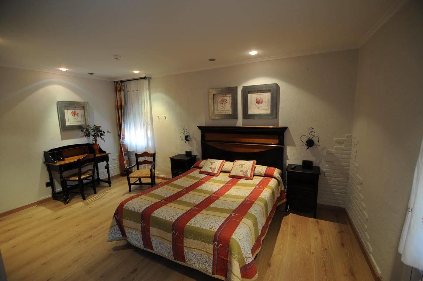Hostal Lola Isaba Exteriér fotografie