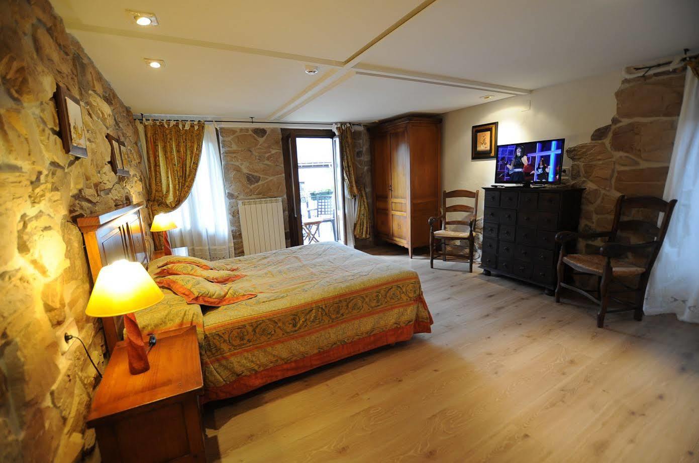 Hostal Lola Isaba Exteriér fotografie